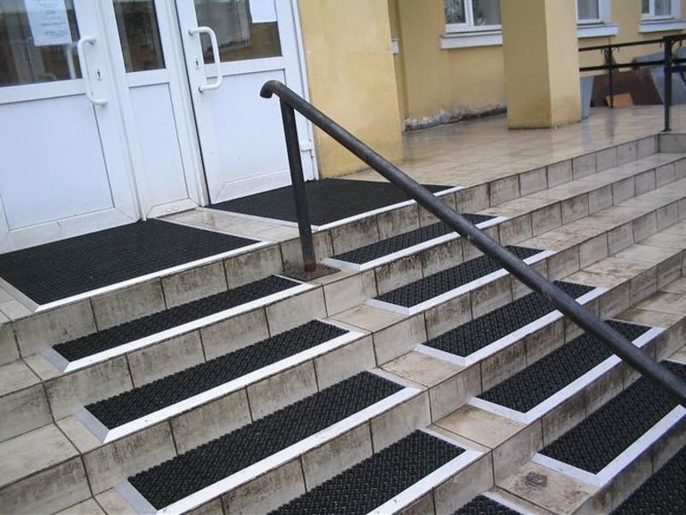 Как установить на лестницы противоскользящее покрытия