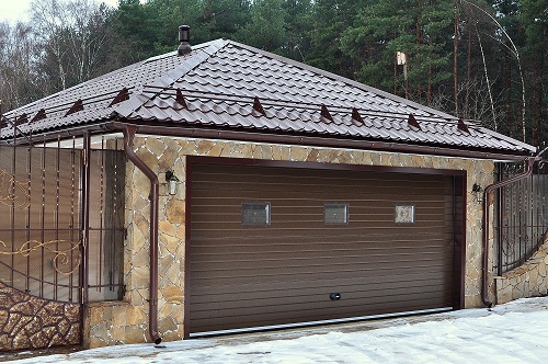 Крыша гаража, покрытая металлочерепицей
