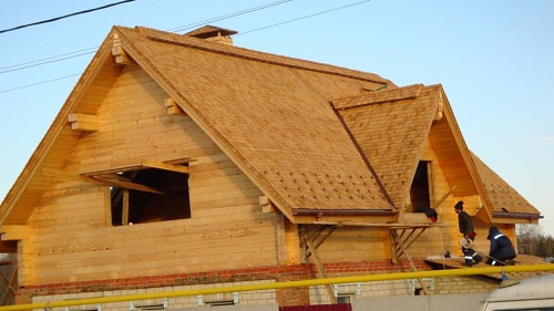 Дом с деревянной крышей