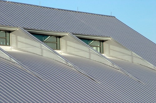 Крыша, покрытая алюминиевым шифером