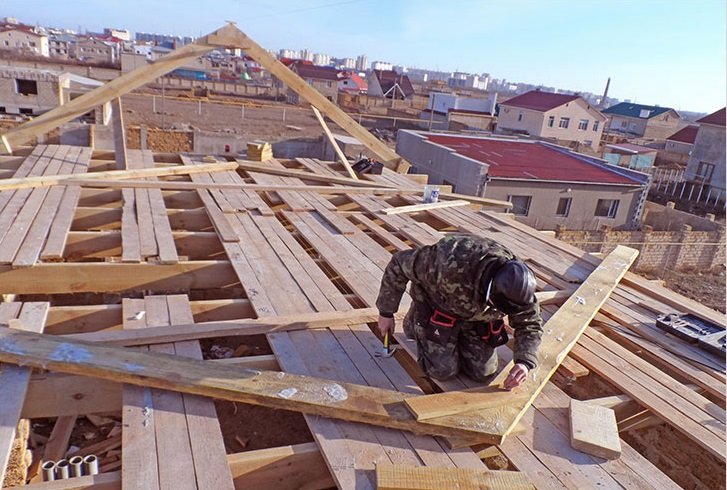 как поднять доски на крышу