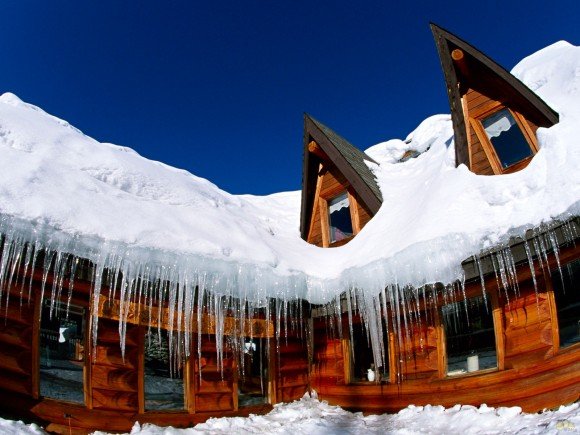Крыша дома укрыта снегом