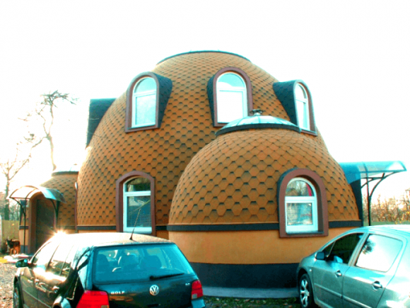 Дом с купольной крышей