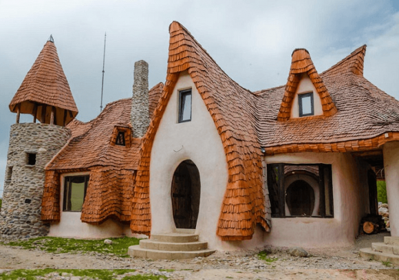 Необычный дом с красивой крышей