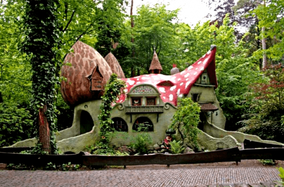 Сказочный дом с необычной крышей