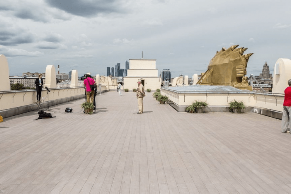 Смотровая площадка на крыше у входа в парк Горького в Москве