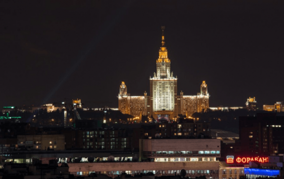 Вид со смотровой площадки колокольки Храма Христа Спасителя в Москве