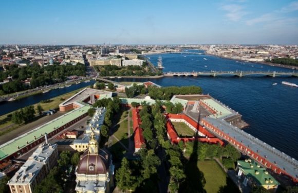 Вид со смотровой площадки Петропавловского собора в Санкт-Петербурге