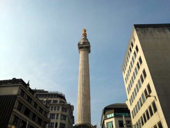 Стела Monument в Лондоне