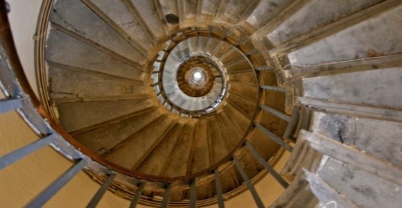 Винтовая лестница внутри стелы Monument, Лондон