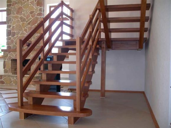 деревянная лестница на второй этаж