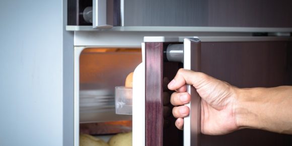 Дверь холодильника не присасывается что делать
