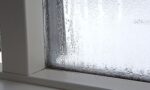 Почему запотевают пластиковые окна в квартире изнутри